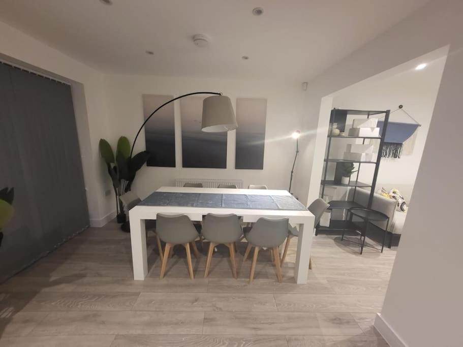 New 4 Bedrm House! Parking. 10Min To City / Etihad Manchester Exteriör bild