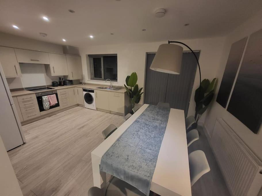 New 4 Bedrm House! Parking. 10Min To City / Etihad Manchester Exteriör bild
