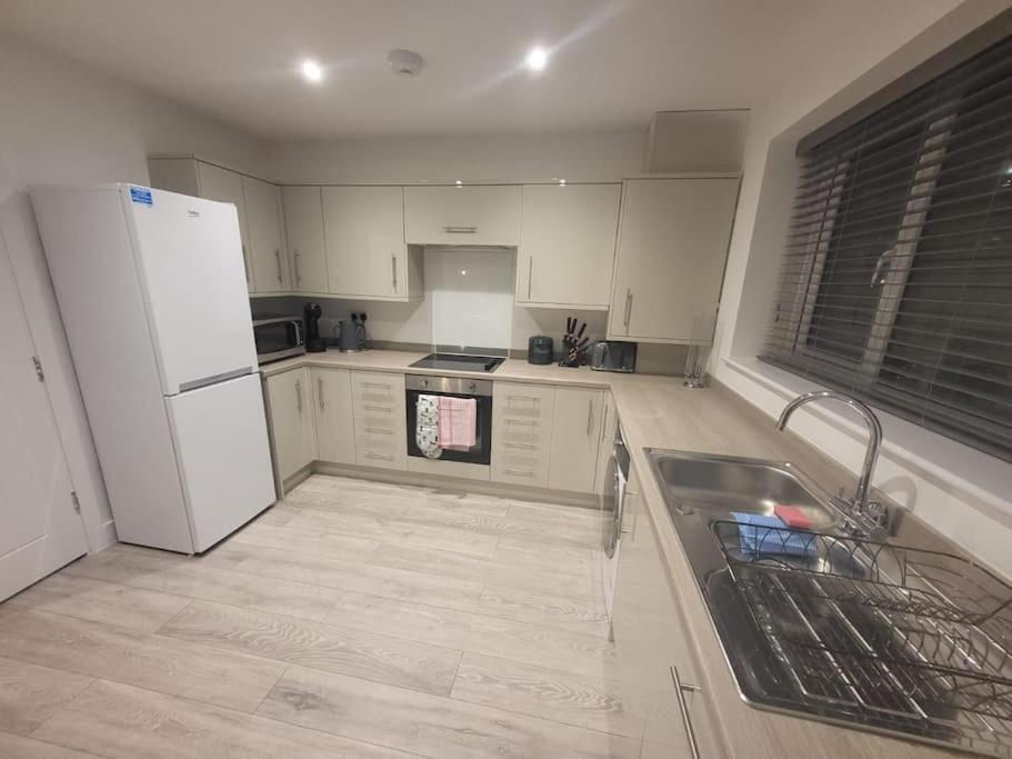 New 4 Bedrm House! Parking. 10Min To City / Etihad Manchester Exteriör bild