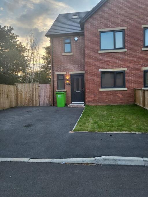 New 4 Bedrm House! Parking. 10Min To City / Etihad Manchester Exteriör bild