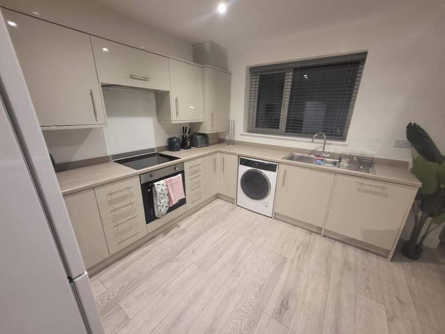 New 4 Bedrm House! Parking. 10Min To City / Etihad Manchester Exteriör bild