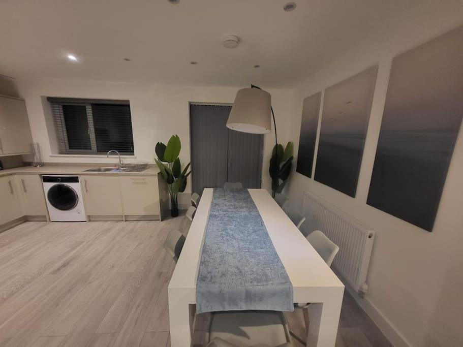 New 4 Bedrm House! Parking. 10Min To City / Etihad Manchester Exteriör bild